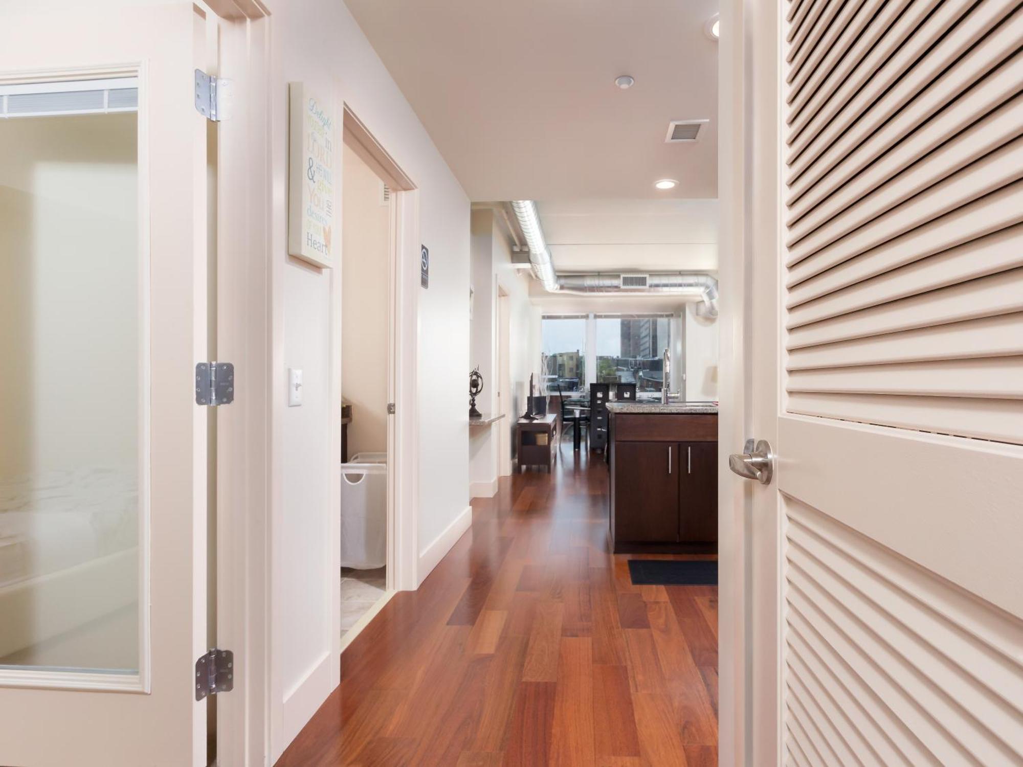 Pet Friendly 2 Bedroom And 2 Bathroom Near Rittenhouse Apts