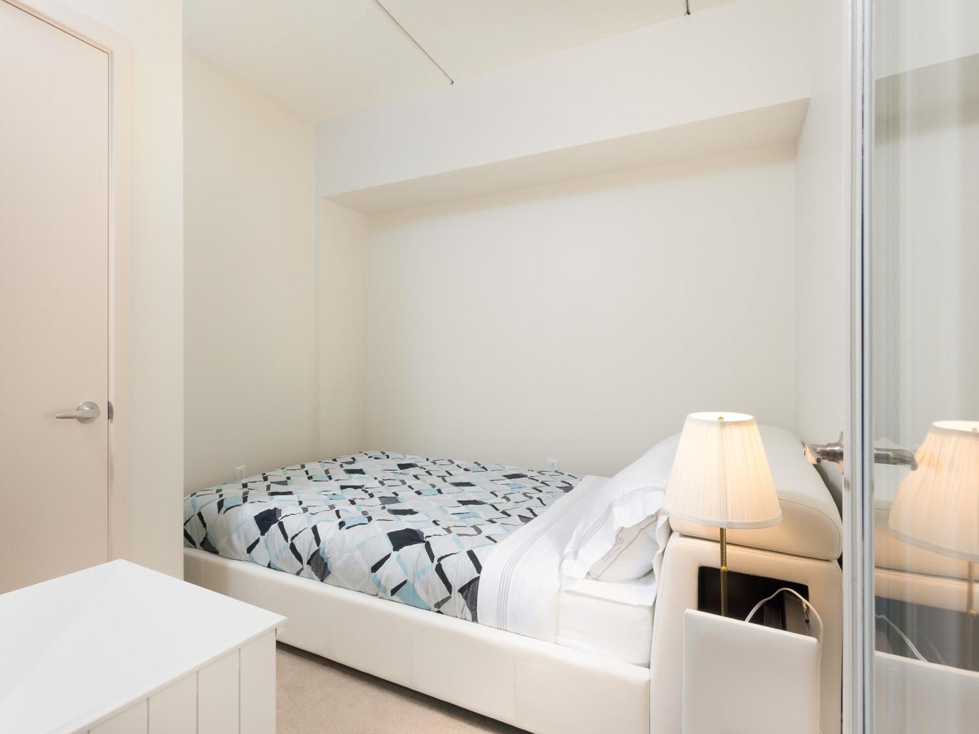 Pet Friendly 2 Bedroom And 2 Bathroom Near Rittenhouse Apts *